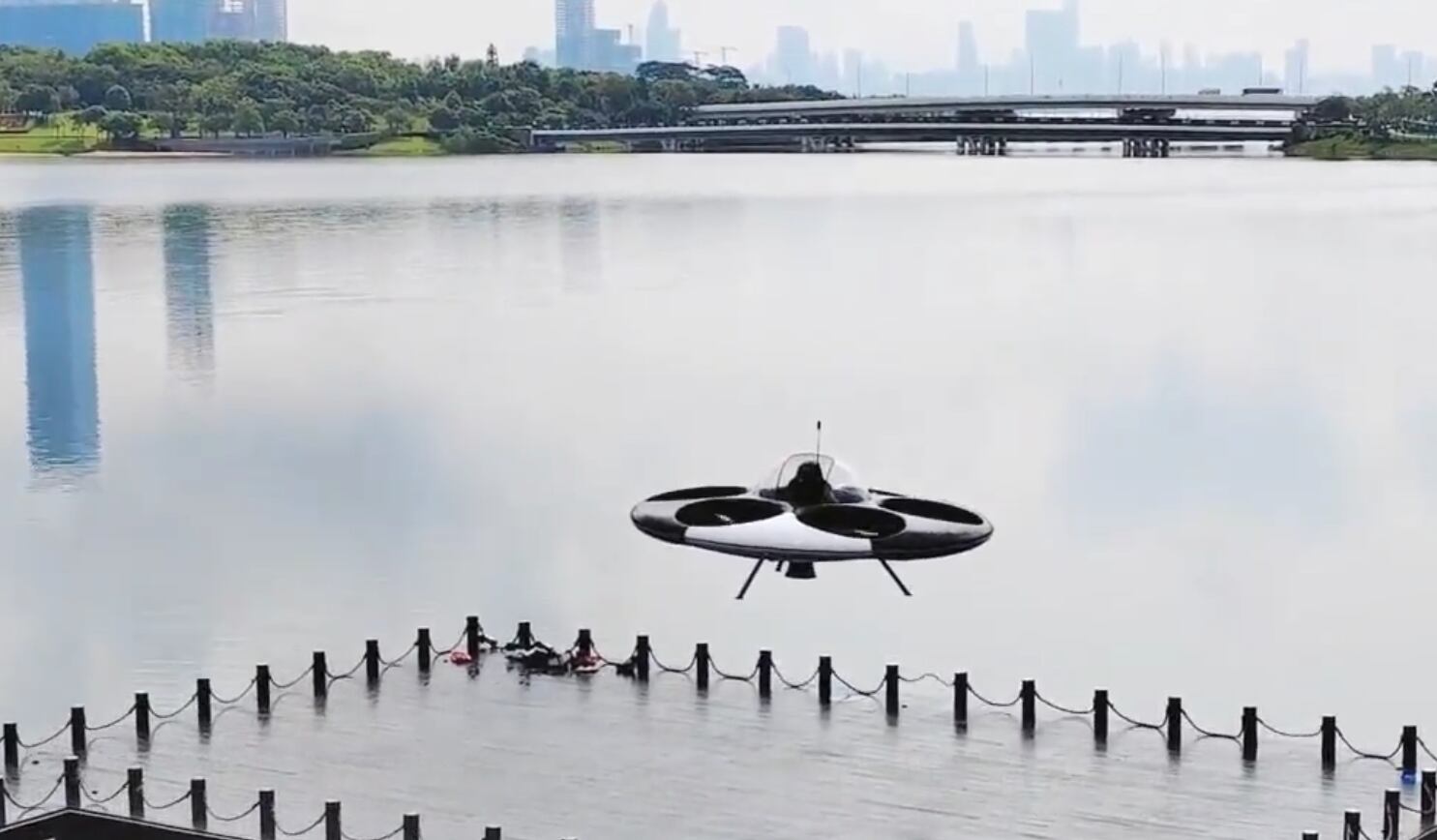 La nave tuvo un vuelo corto de muestra en el que se vio su forma de despegue y aterrizaje vertical.