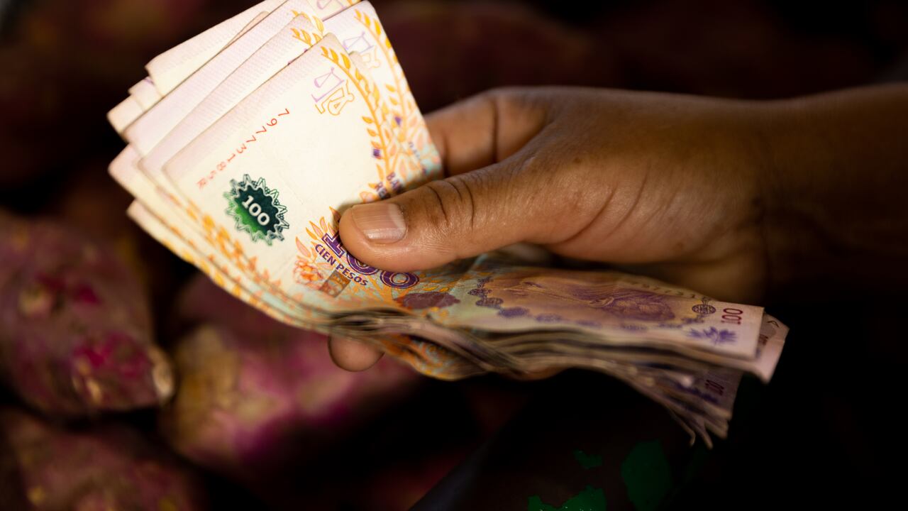 Muestra una cotización del billete verde de 365,50 frente a un cierre de 298,5 del viernes