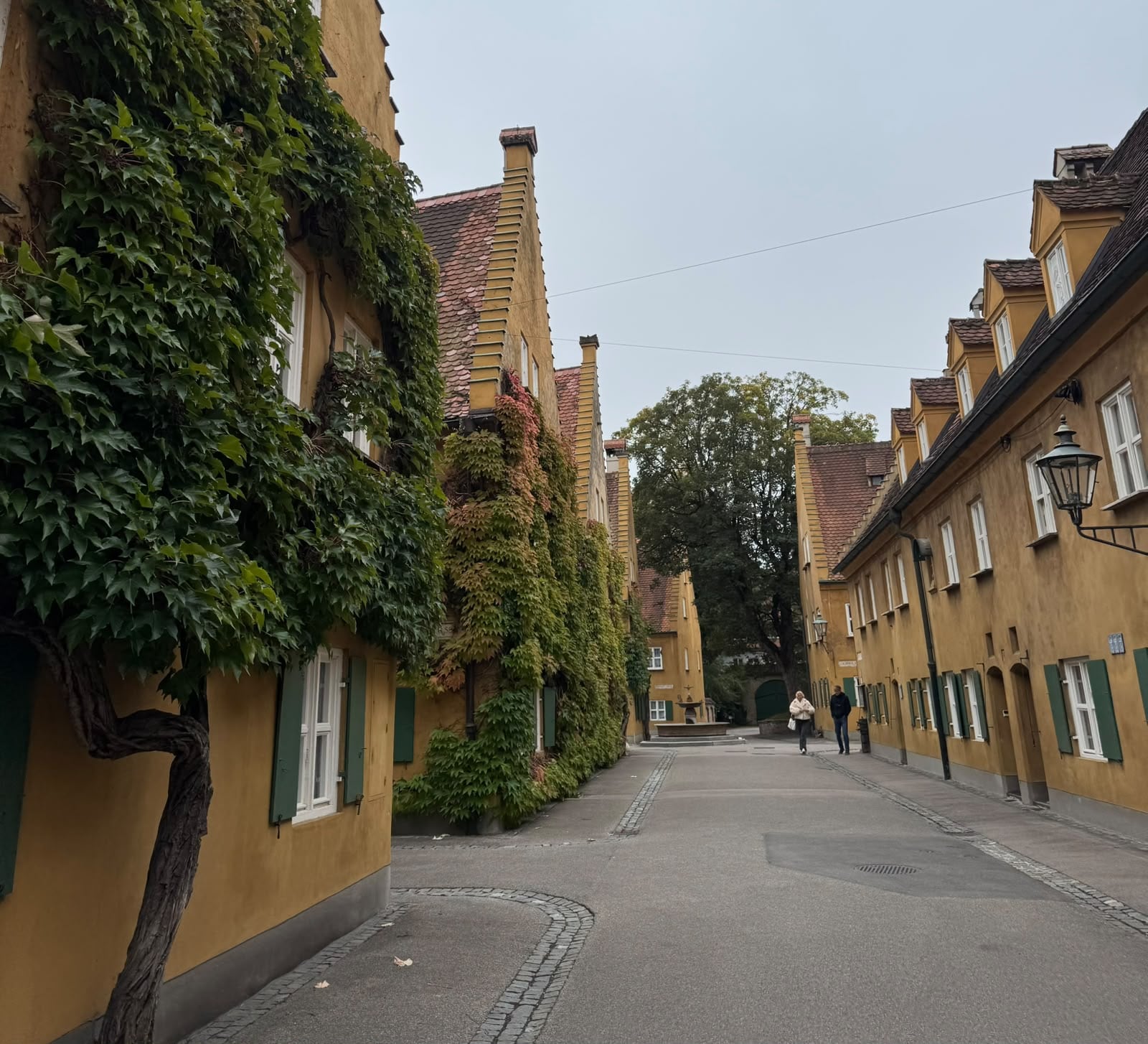 Los residentes de Fuggerei pagan un euro al año por sus viviendas, una tarifa que se mantiene como parte de la tradición del lugar.