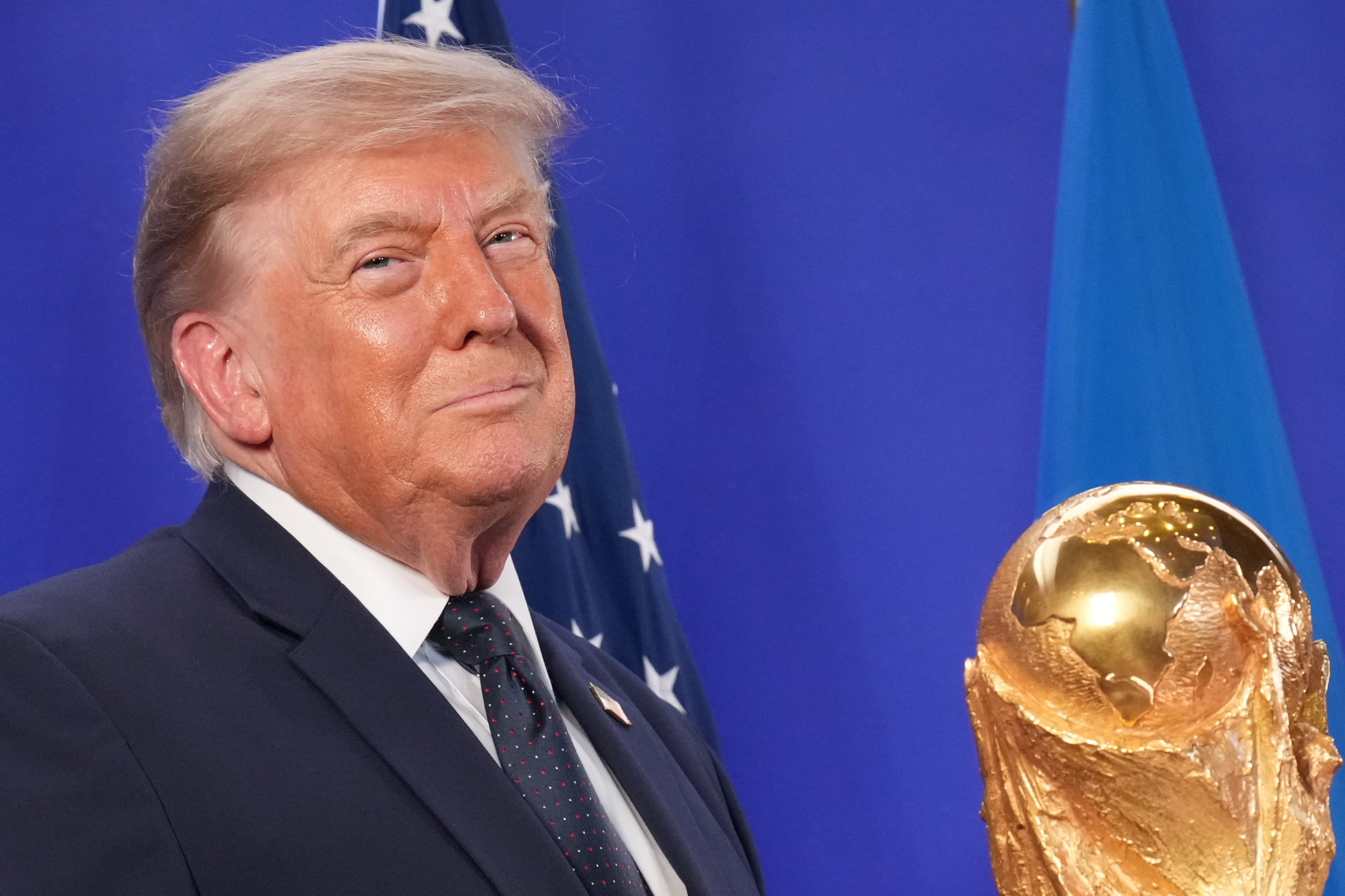 El presidente Donald Trump escucha mientras el presidente de la FIFA, Gianni Infantino, habla en una recepción en la Torre Trump en Nueva York.