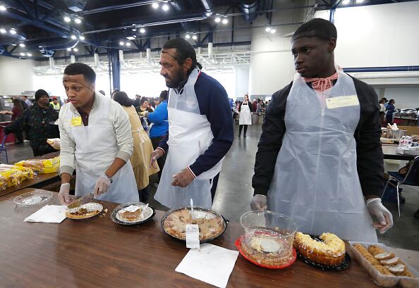 Las familias beneficiadas por el Programa de Asistencia Nutricional Suplementaria (SNAP por sus iniciales en inglés) también podrían perder la asistencia en caso de que el cierre se prolongue. Según el Departamento de Agricultura, sin importar lo que suceda esta semana en Washington, las familias recibirán la asistencia de SNAP tal como de costumbre hasta octubre.