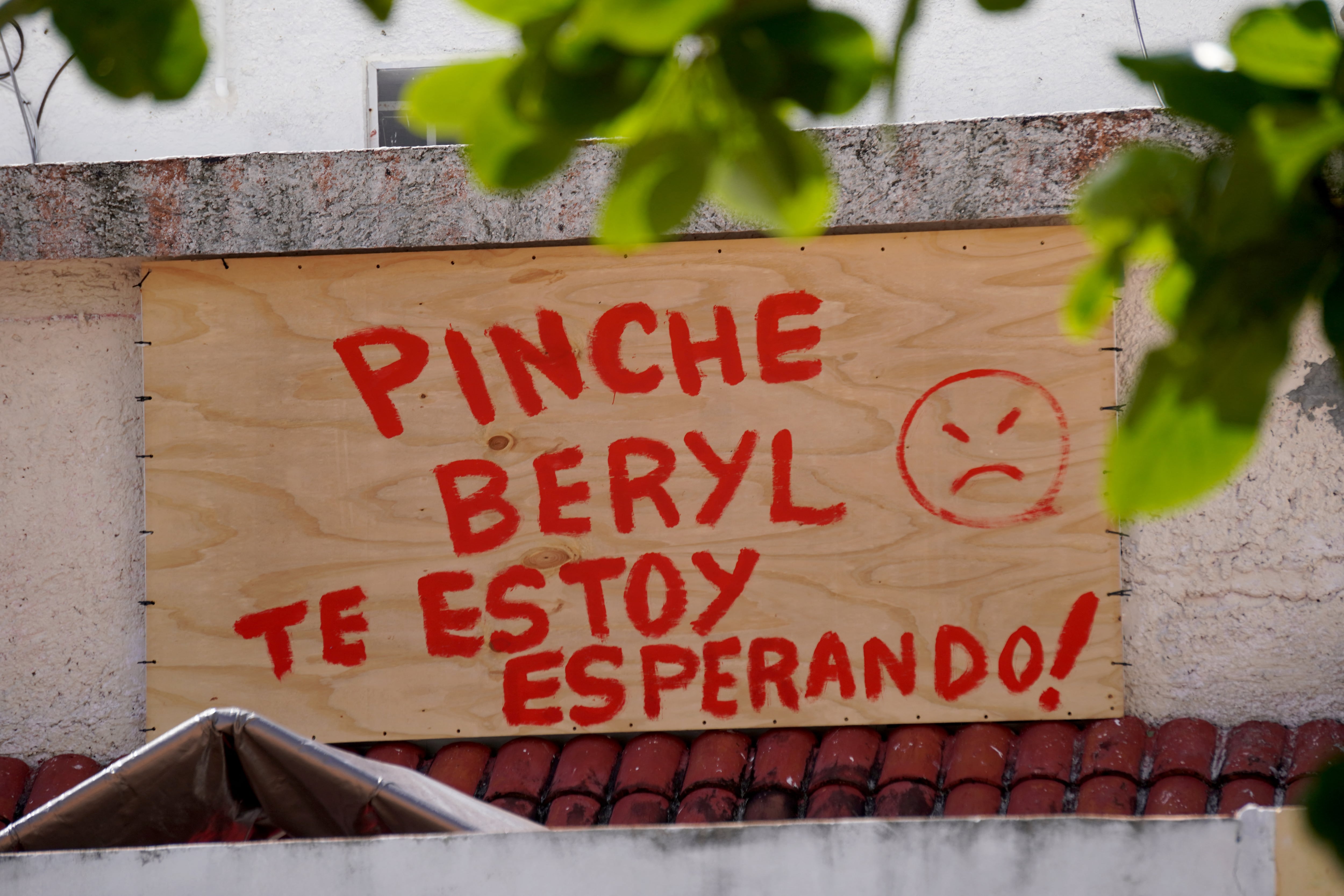Un cartel que dice "Pinche Beryl, te estoy esperando" en referencia a la posible llegada del huracán Beryl se ve afuera de una casa residencial en Cancún, estado de Quintana Roo, México, el 3 de julio de 2024. El poderoso huracán Beryl azotó la costa de Jamaica costa sur el miércoles, azotando la isla con peligrosos vientos y marejadas después de dejar un rastro de destrucción y al menos siete personas muertas en el Caribe. (Photo by Elizabeth Ruiz / AFP)