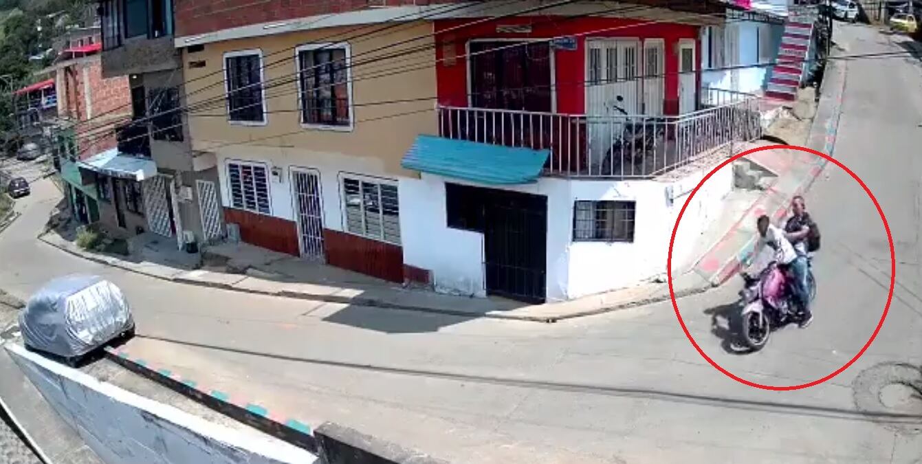 El impresionante accidente de dos hombres en moto que se fueron a un vacío en Yumbo, Valle; así quedó registrado en video.