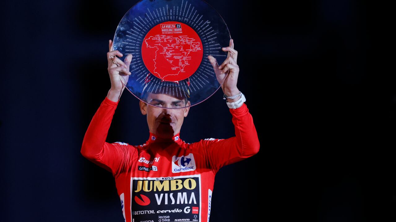 Sepp Kuss celebrando su título en la Vuelta.