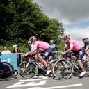 Rigoberto Urán y Sergio Higuita la pso de la primera vuelta del muro de Bretaña.