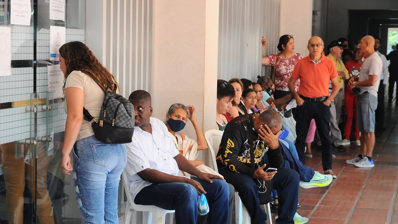 Cali: Largas filas para lograr el beneficio del descuento en el pago de impuesto que vence hoy 30 de junio. Foto José L Guzmán. El País.