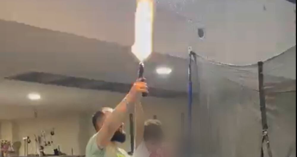 Momento exacto en el que el niño y el adulto lanzan un tiro al aire.