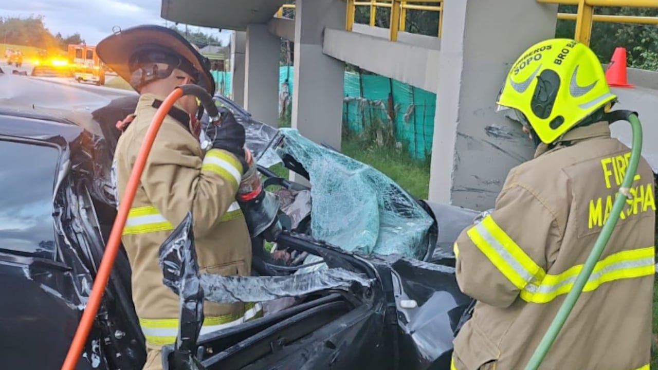 Así quedó el carro accidentado en la vía Briceño-Chía.