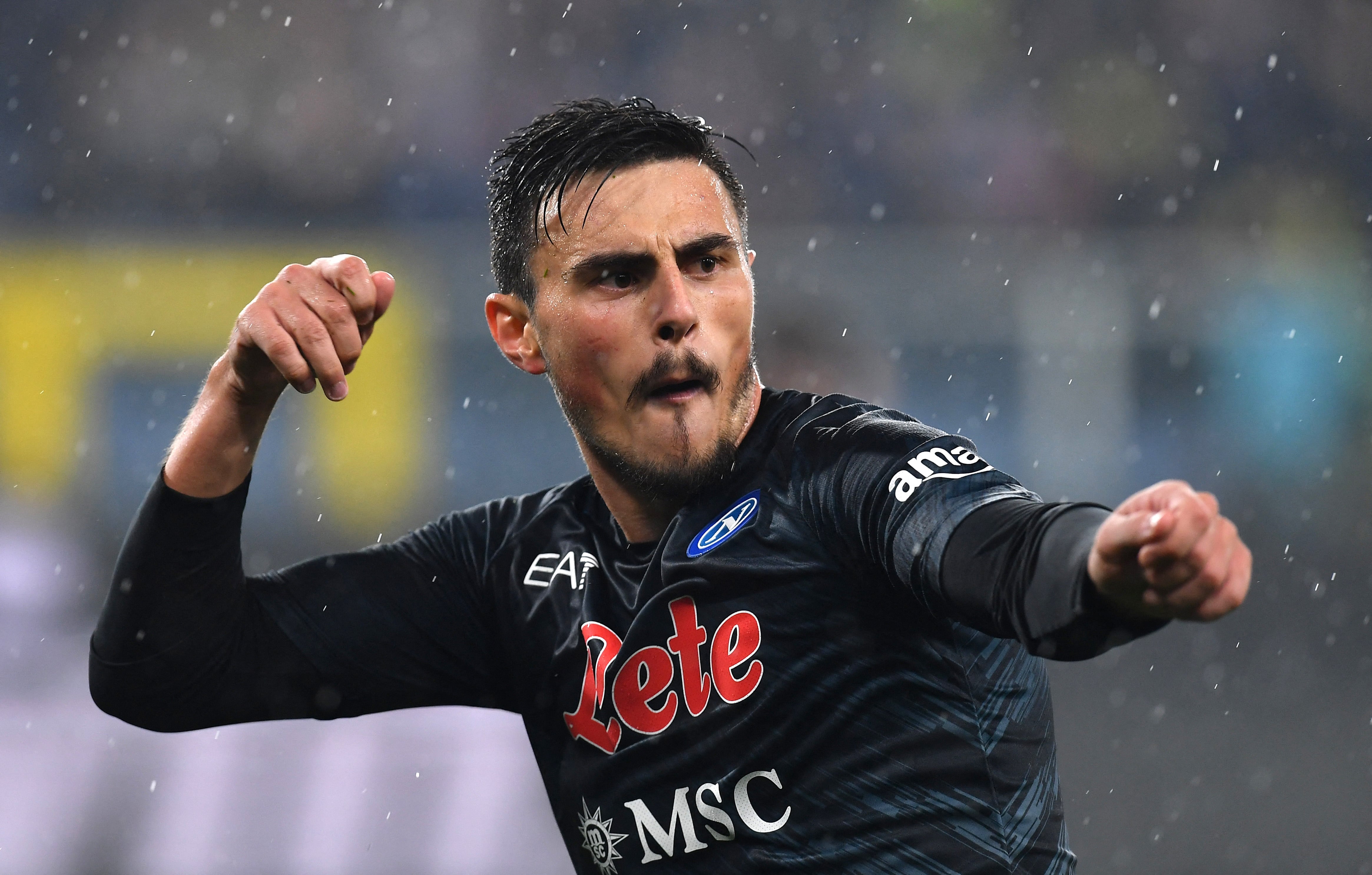Eljif Elmas celebra el segundo gol del Napoli frente a la Sampdoria