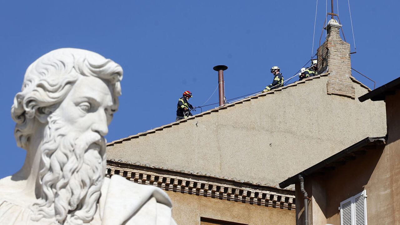 Este viernes fue instalada la chimenea en la Capilla Sixtina, la que indicará si se ha elegido o no al papa.