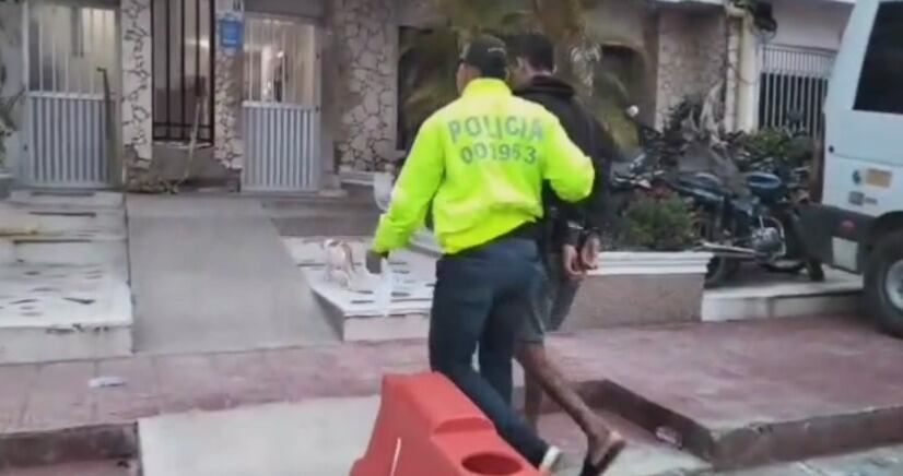 En medio de los allanamientos se incautó un arma, además de las capturas