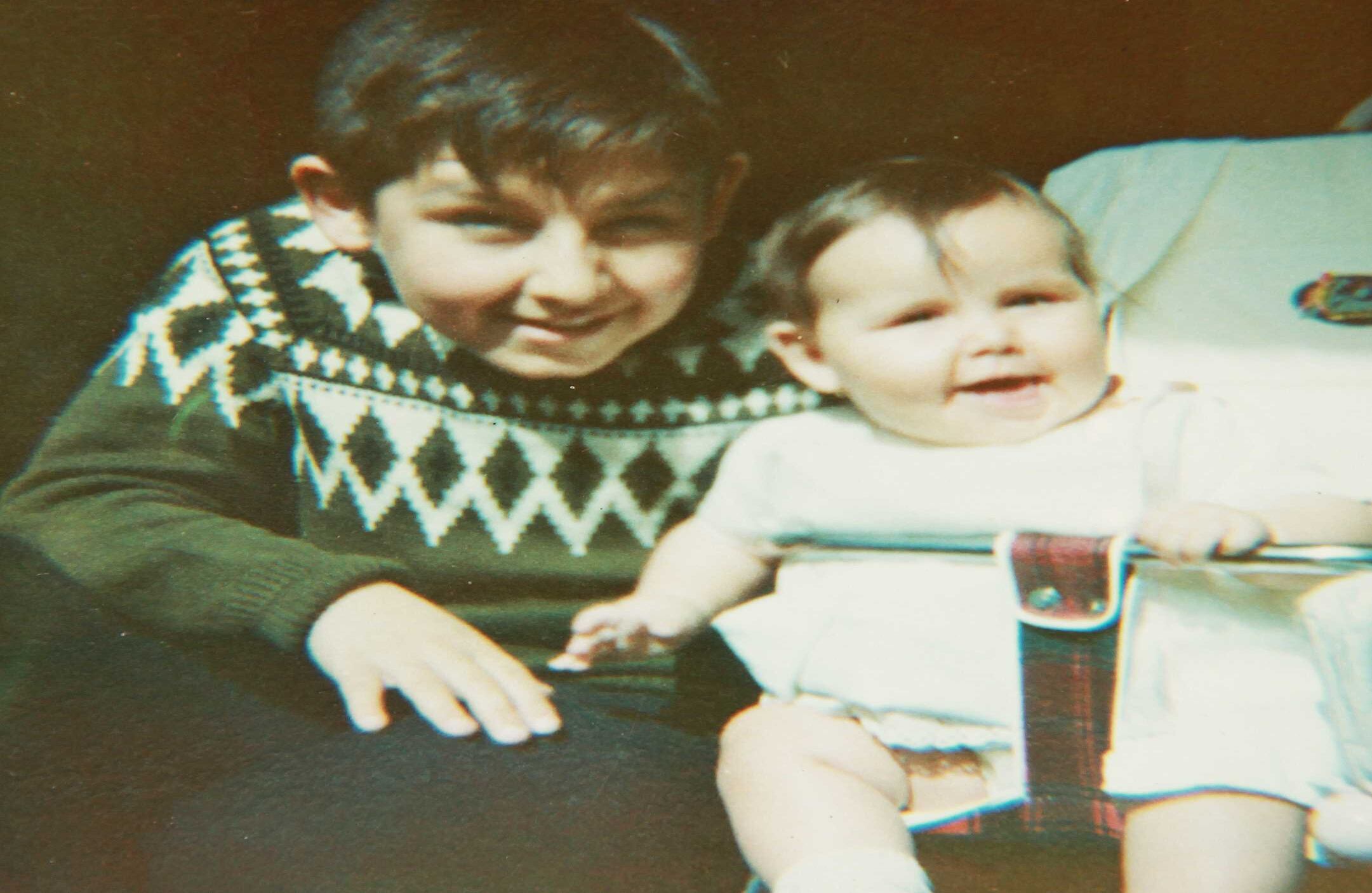 Su hermana Aleyda nació cuando él tenía 11 años. Néstor se convirtió en su protector después de la muerte de su padre en 1986.