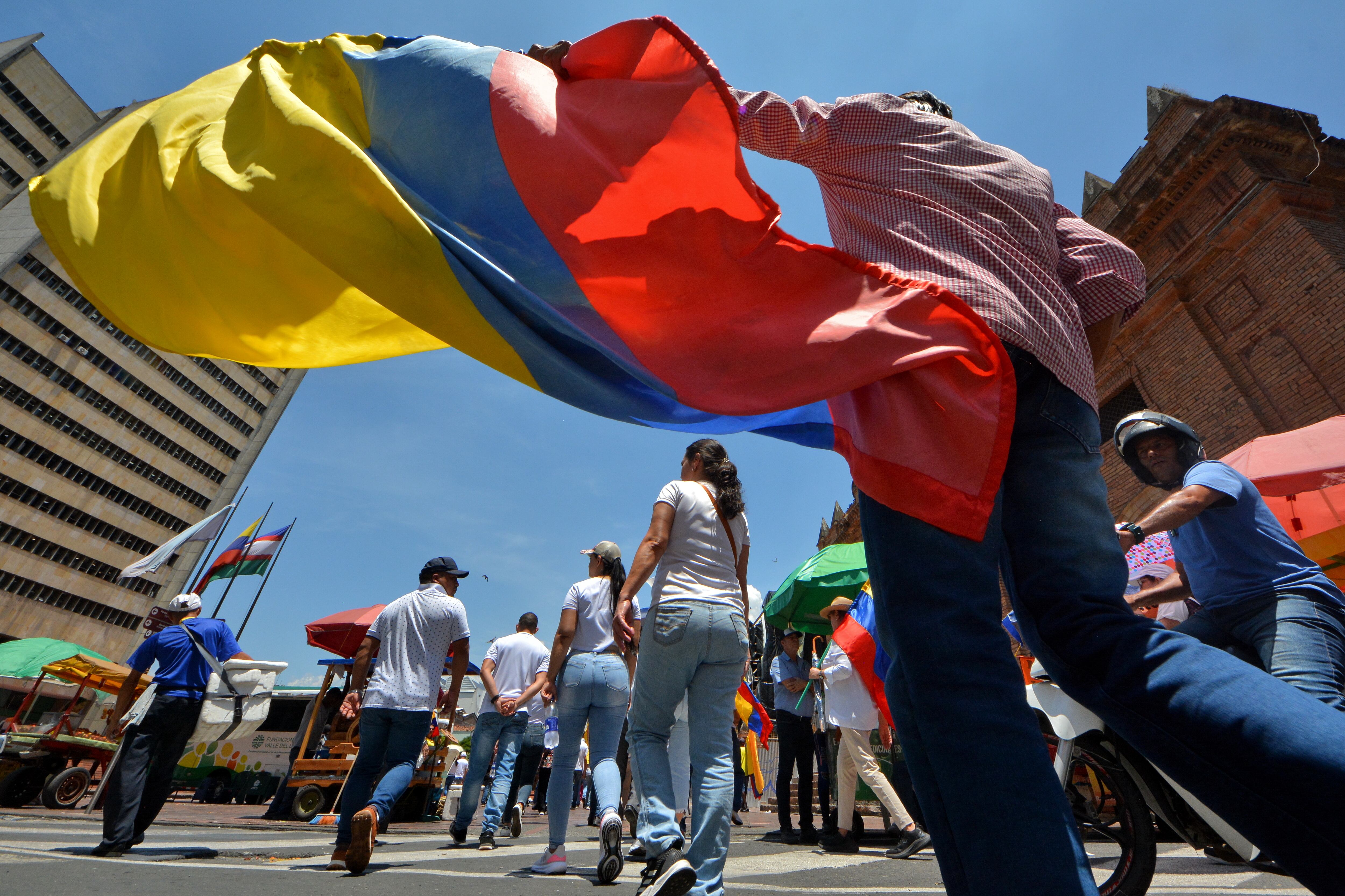 Así se vivió la marcha en contra del alza de la gasolina en la capital del Valle. A pie, en moto y en vehículos particulares, salieron desde el Parque de las Banderas y llegó a la Gobernación.