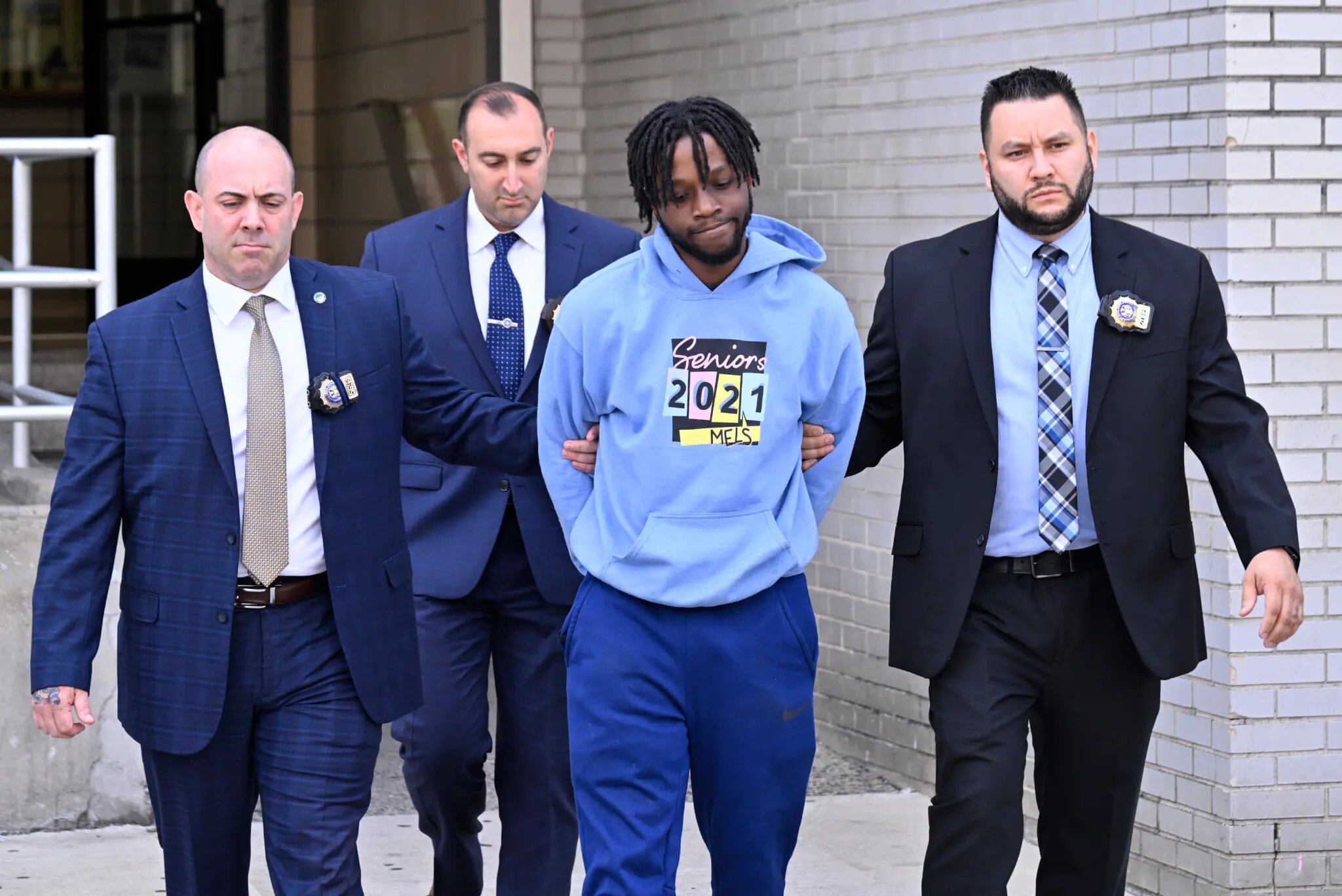 Por este hecho, Williams deberá responder ante la justicia por el delito de homicidio involuntario y posesión criminal de un arma, mientras su novia, cuya identidad no fue revelada, fue puesta bajo custodia por ser una “persona de interés”, pero poco después fue liberada.