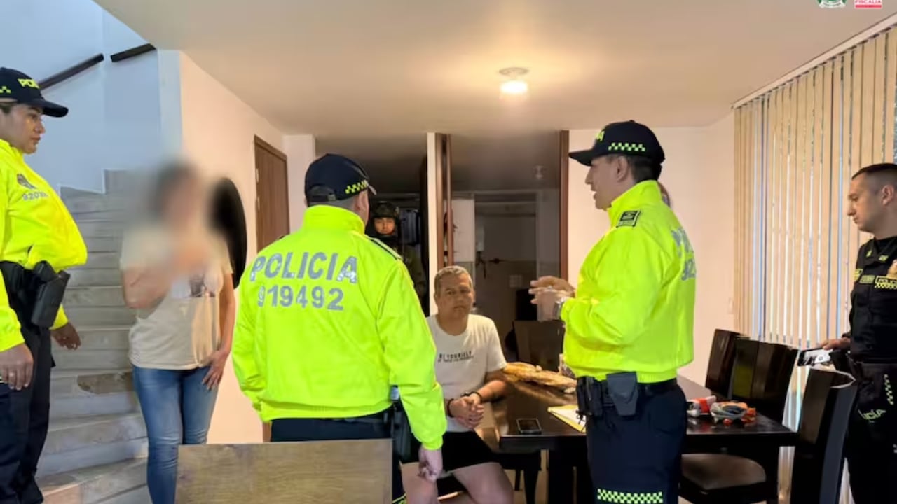 Durante el procedimiento se incautaron equipos electrónicos, con fines investigativos y probatorios.