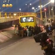 Usuarios se bajan a empujar articulado de TransMilenio en Bogotá.