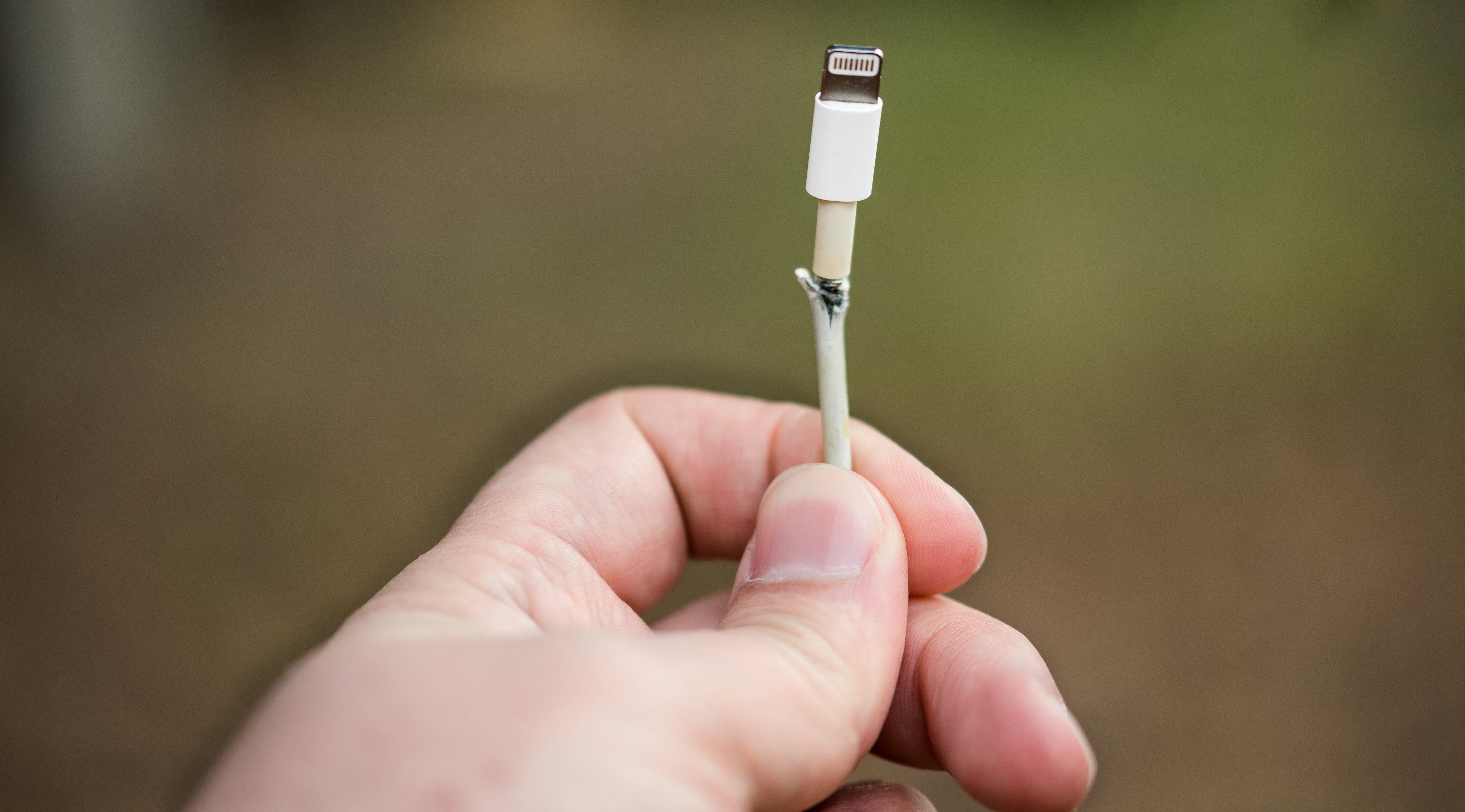 Uno de los mayores peligros de utilizar cargadores con cables rotos es el riesgo de incendio.