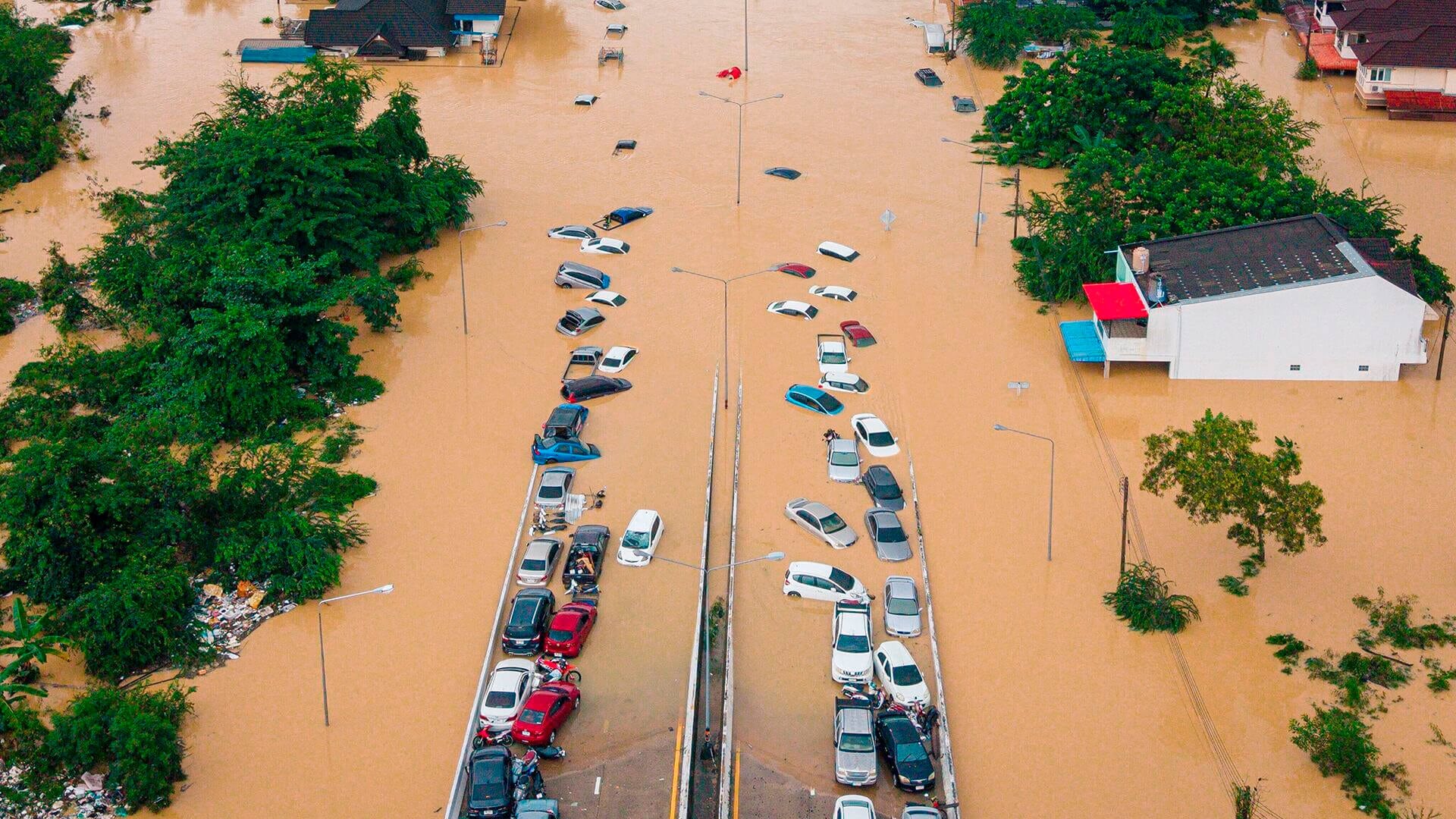 Carros y casas permanecen sumergidos por las inundaciones en la provincia de Songkhla, al sur de Tailandia, el miércoles 26 de noviembre de 2025.