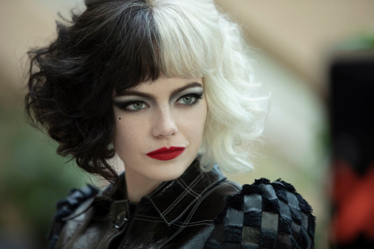 Emma Stone le da vida a la célebre villana en la nueva versión, que explora los orígenes de su perversidad.