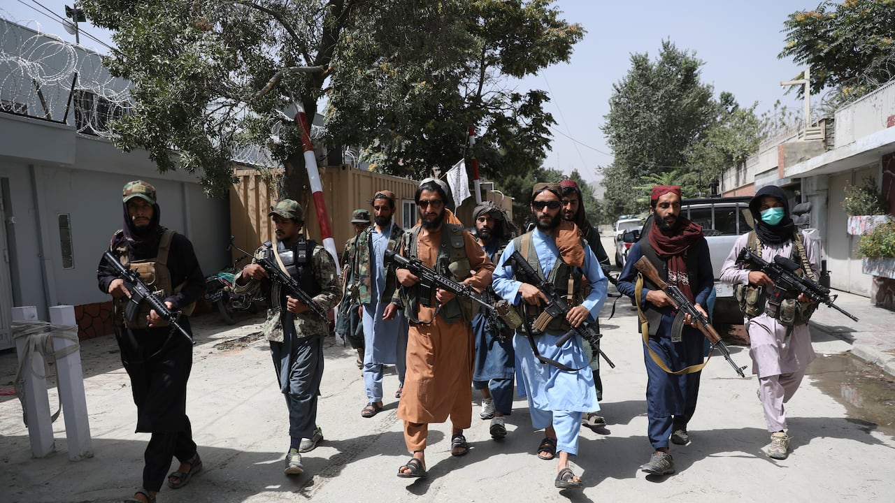 Combatientes talibanes patrullan por el vecindario de Wazir Akbar Khan, en Kabul, Afganistán. (AP Foto/Rahmat Gul)