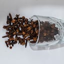 El clavo de olor es una especia aromática a la que se le atribuye diversos beneficios.