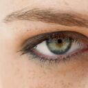 1. No hacer contacto visual: El más grave y el peor de todos. Por más que se sienta nervioso, esta es una de las primeras señales que le indican a un entrevistador que usted no tiene seguridad, además de demostrar poco interés y capacidad de atención. Si es de quienes siente que no puede mantener una mirada, prepárese previamente para su entrevista y procure mantener al menos por 10 segundos la mirada de la persona.