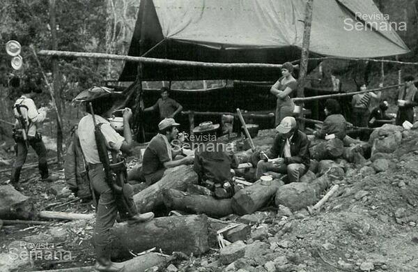 Los guerrilleros de las Farc en sus inicios no tenían uniformes y como se observa en la foto, estaban armados con una variedad de viejos fusiles.