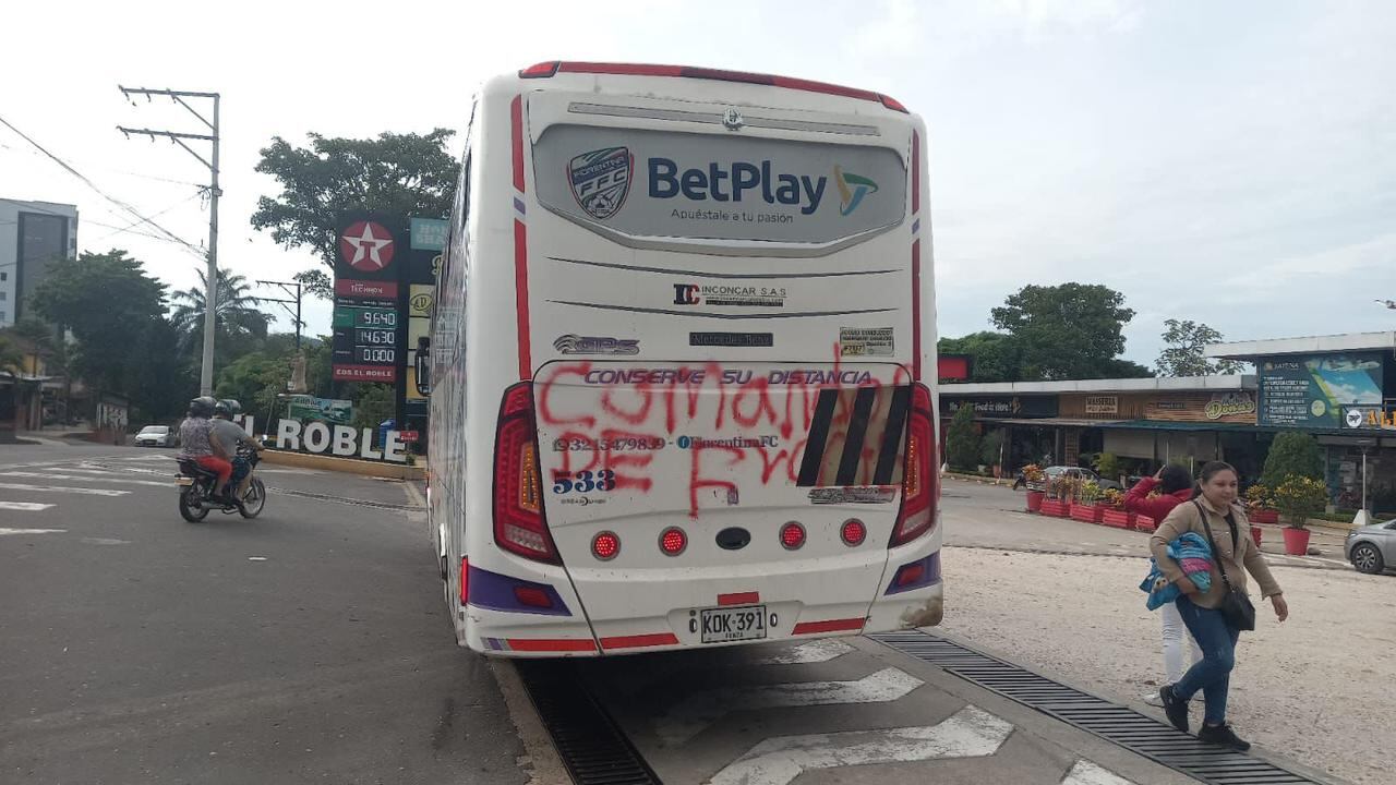 Bus del equipo de fútbol de Fiorentina de Florencia, Caquetá, fue atacado.