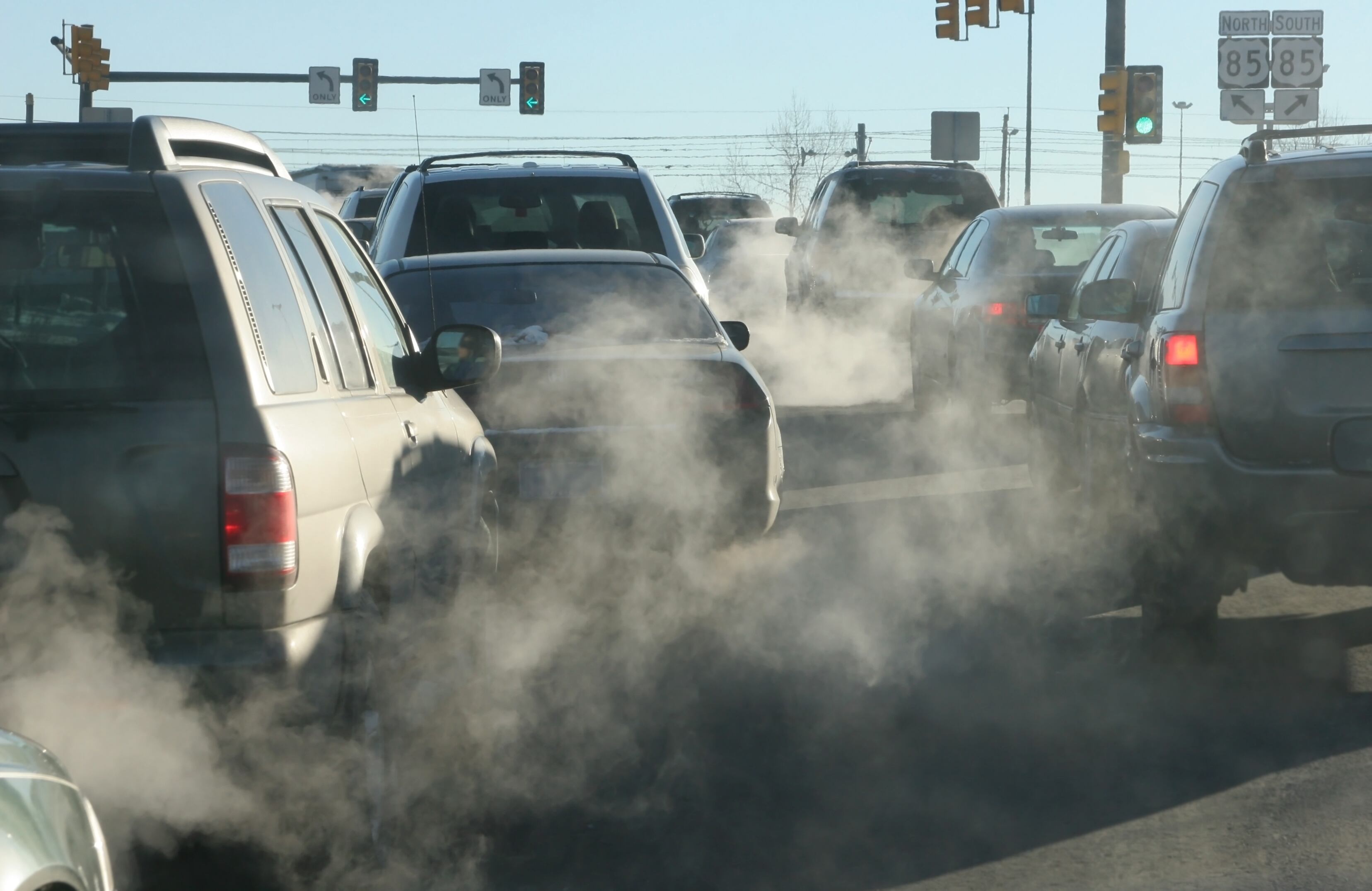 La presencia de humo blanco puede alertar sobre posibles problemas con el motor del carro.