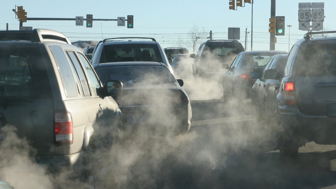 La presencia de humo blanco puede alertar sobre posibles problemas con el motor del carro.