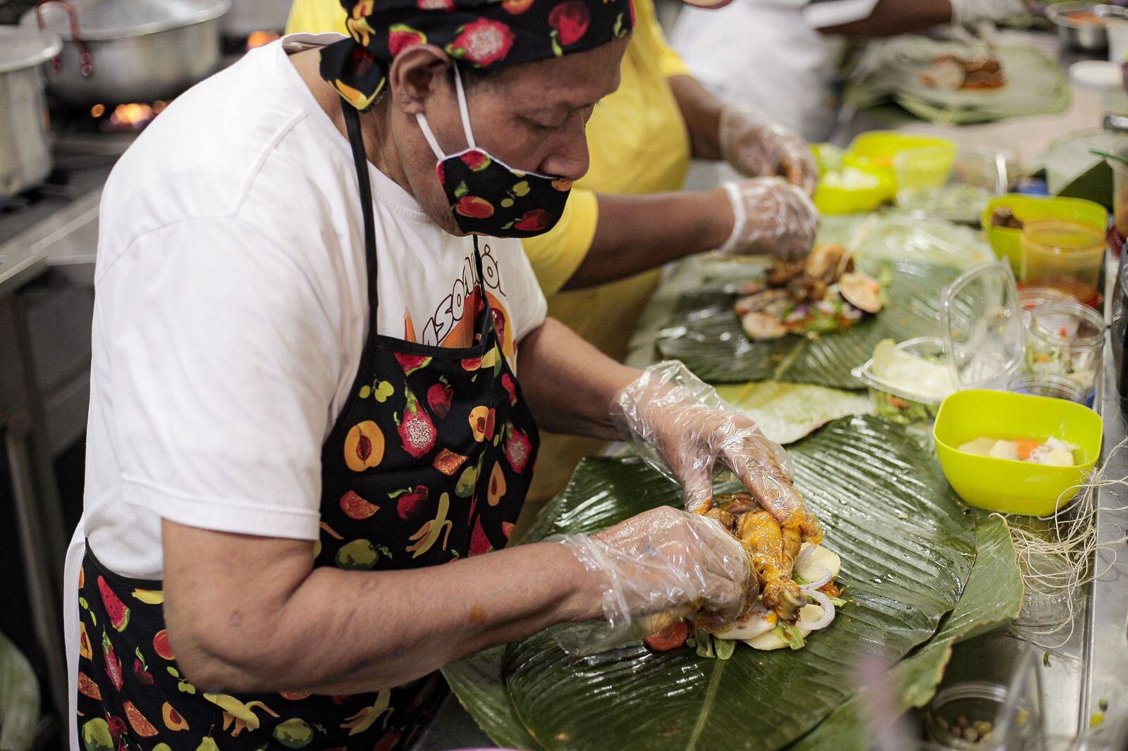 Así preparan los pasteles cartageneros.