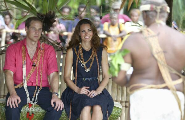 El príncipe William, y su esposa Kate escuchan el discurso de bienvenida del  jefe de la aldea a su llegada a la Isla.