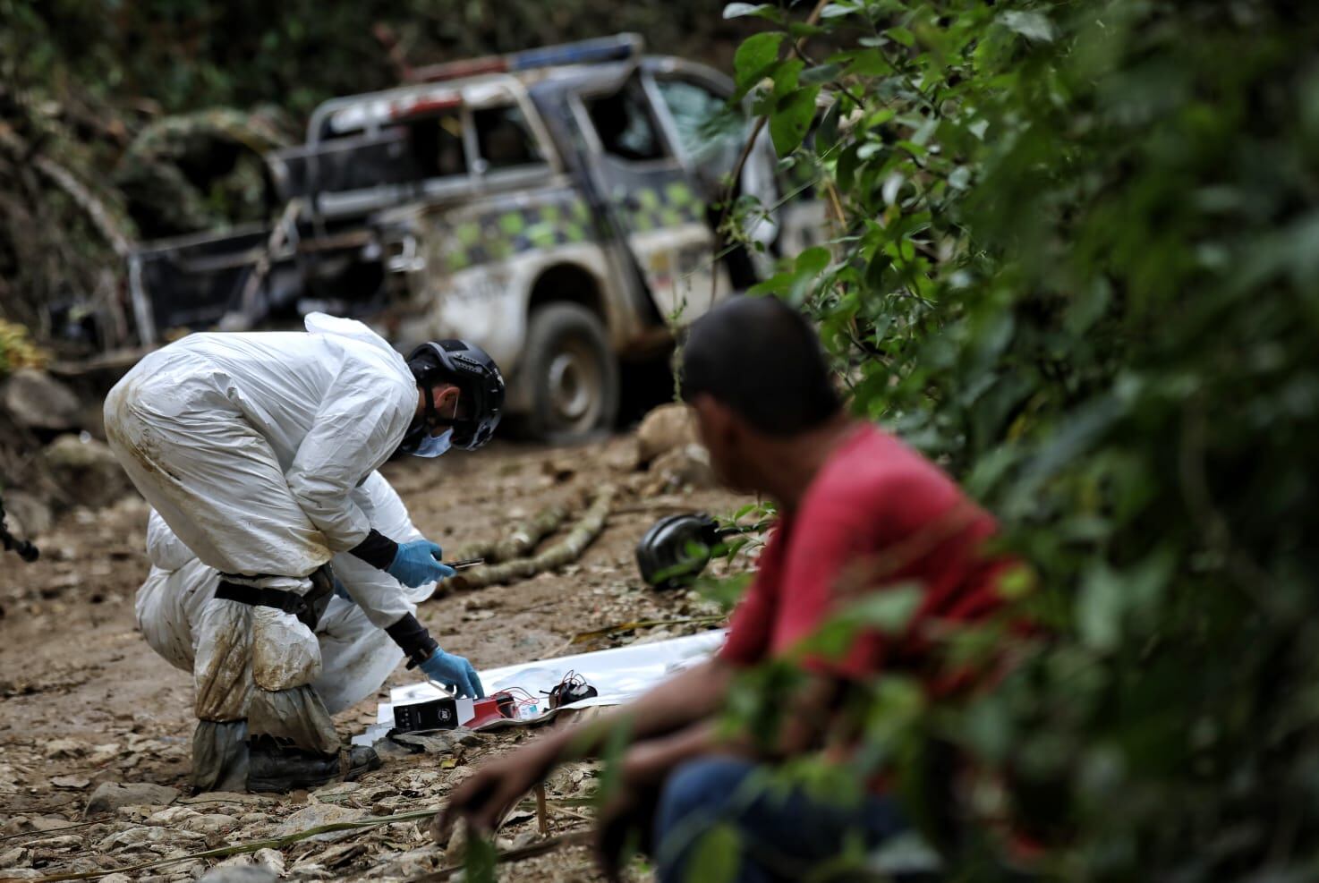 Levantamiento cuerpos y pruebas fiscalía atentado policías Huila