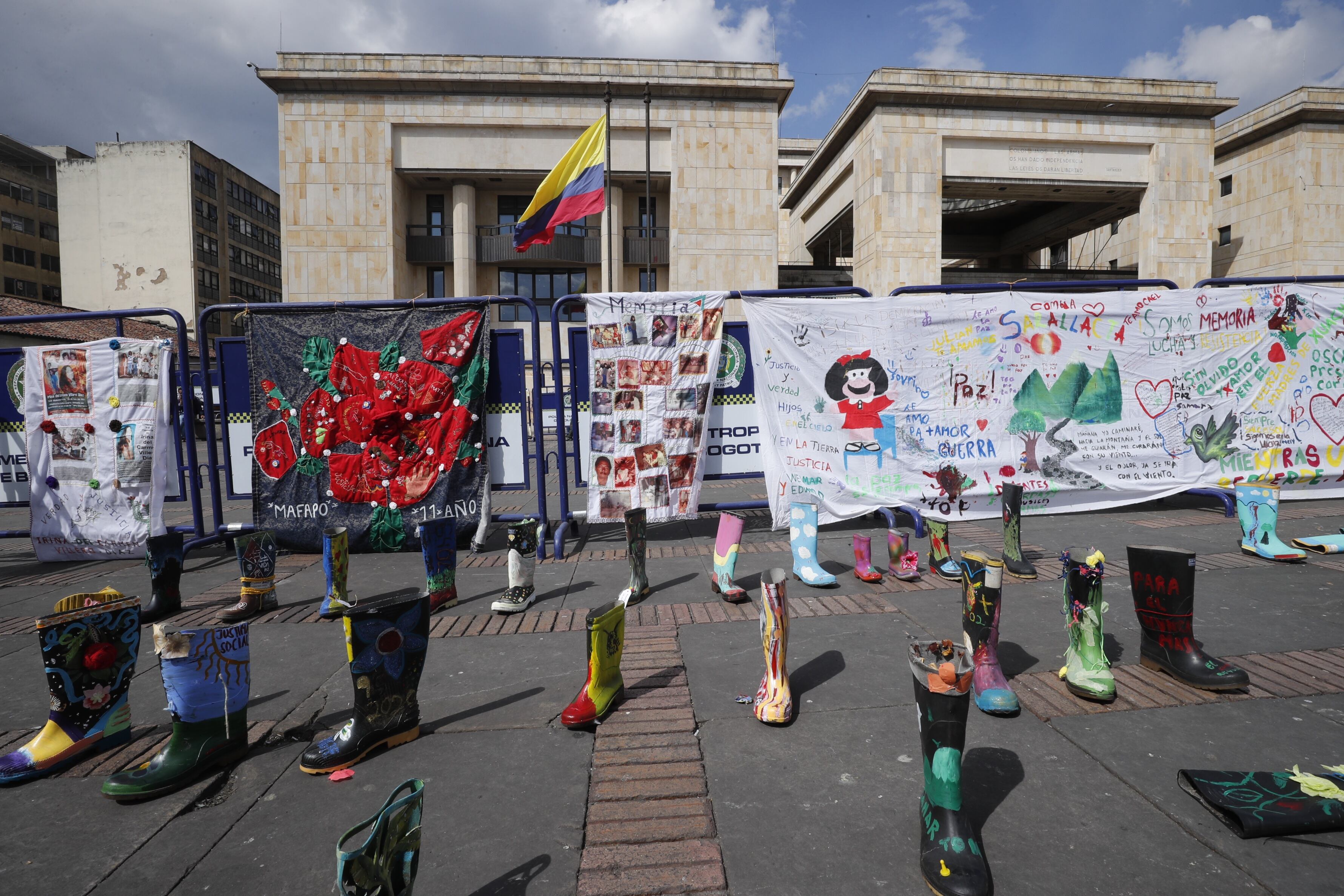 Acto de Excusas Públicas por los casos de ejecuciones extrajudiciales de las que fueron víctimas jóvenes residentes en Bogotá y Soacha, en la Plaza de Bolívar