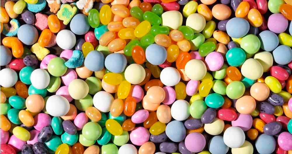 Los dulces contienen altas dosis de pigmentos que manchan los dientes. 