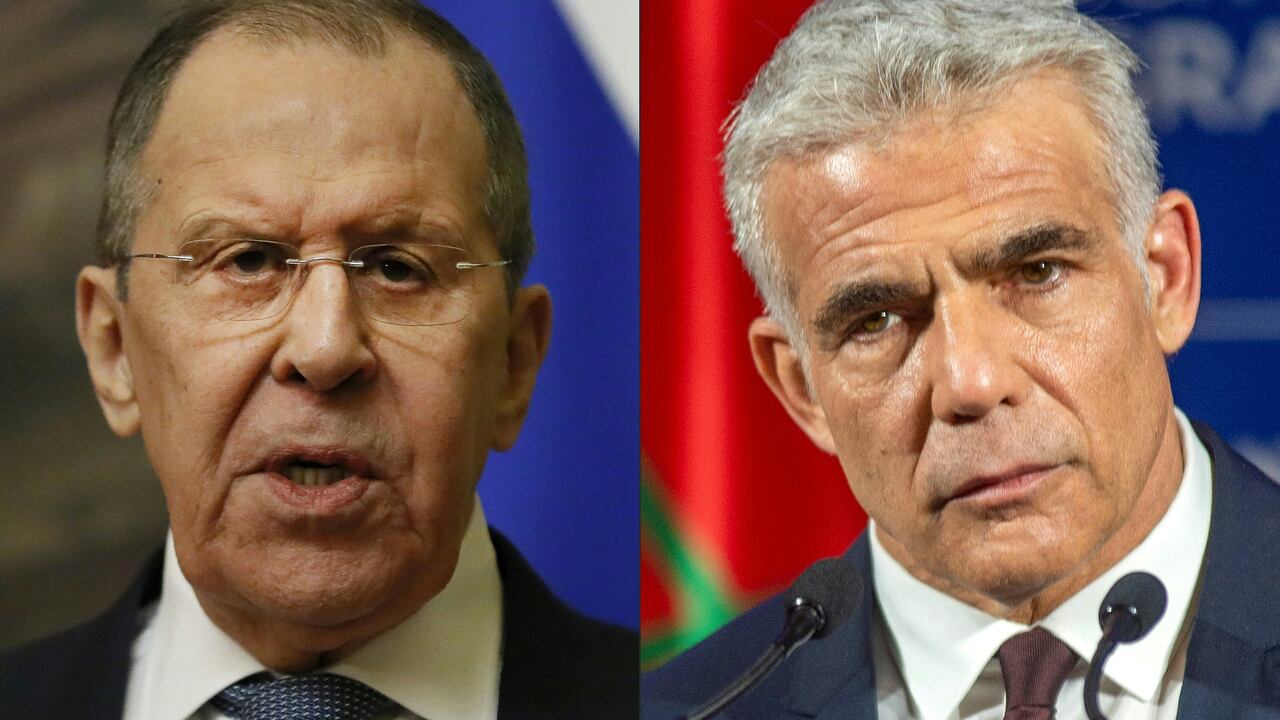 El ministro ruso Serguéi Lavrov y su homólogo, el ministro de Asuntos Exteriores israelí, Yair Lapid.