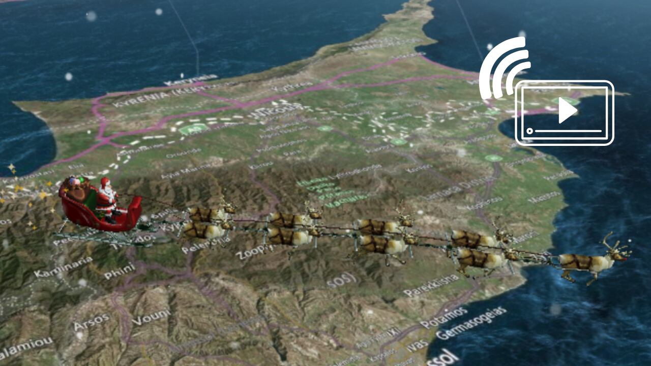 Niños y adultos observan con emoción cómo el mapa señala el paso de Santa por sus ciudades.