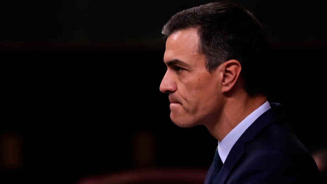 El presidente en funciones del gobierno español, Pedro Sánchez, apabullado por la derrota en el Congreso español. Foto: AP