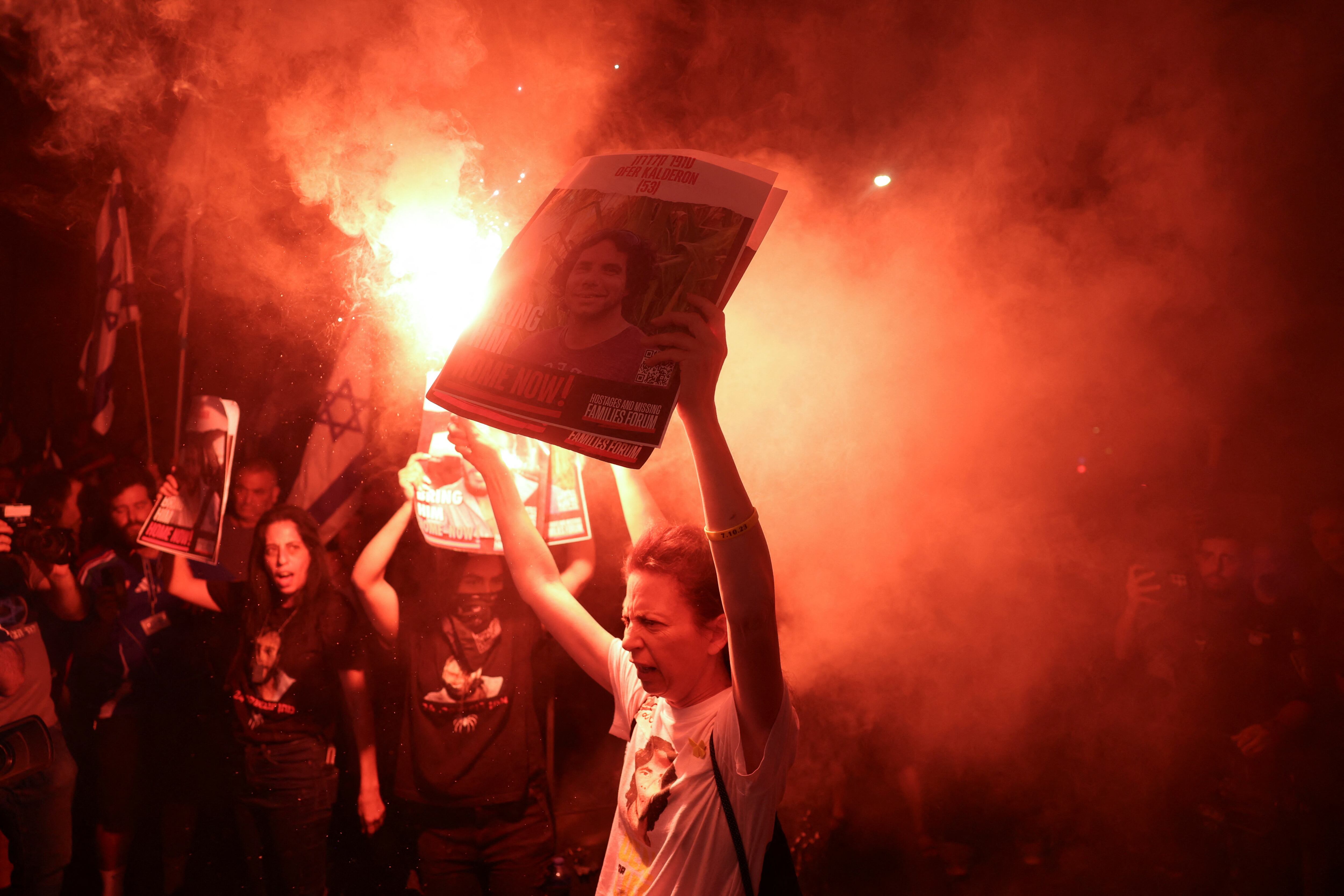 La gente protesta en un día de huelga y resistencia, en medio del conflicto entre Israel y Hamas, frente a la residencia del primer ministro israelí Benjamin Netanyahu en Jerusalén, el 27 de junio de 2024.