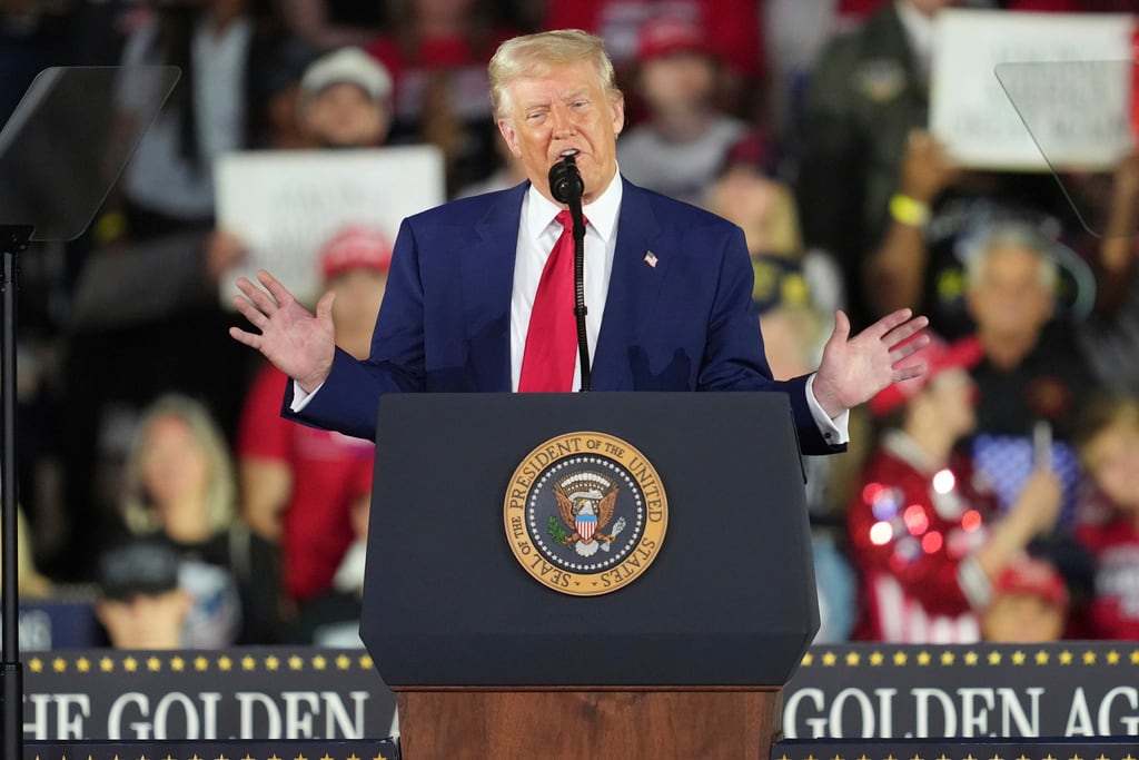 El presidente Donald Trump habla en el Macomb Community College, el martes 29 de abril de 2025, en Warren, Michigan. (Foto AP/Paul Sancya)