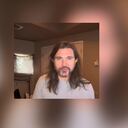 Juanes contando en un video la historia detrás de su nueva canción.