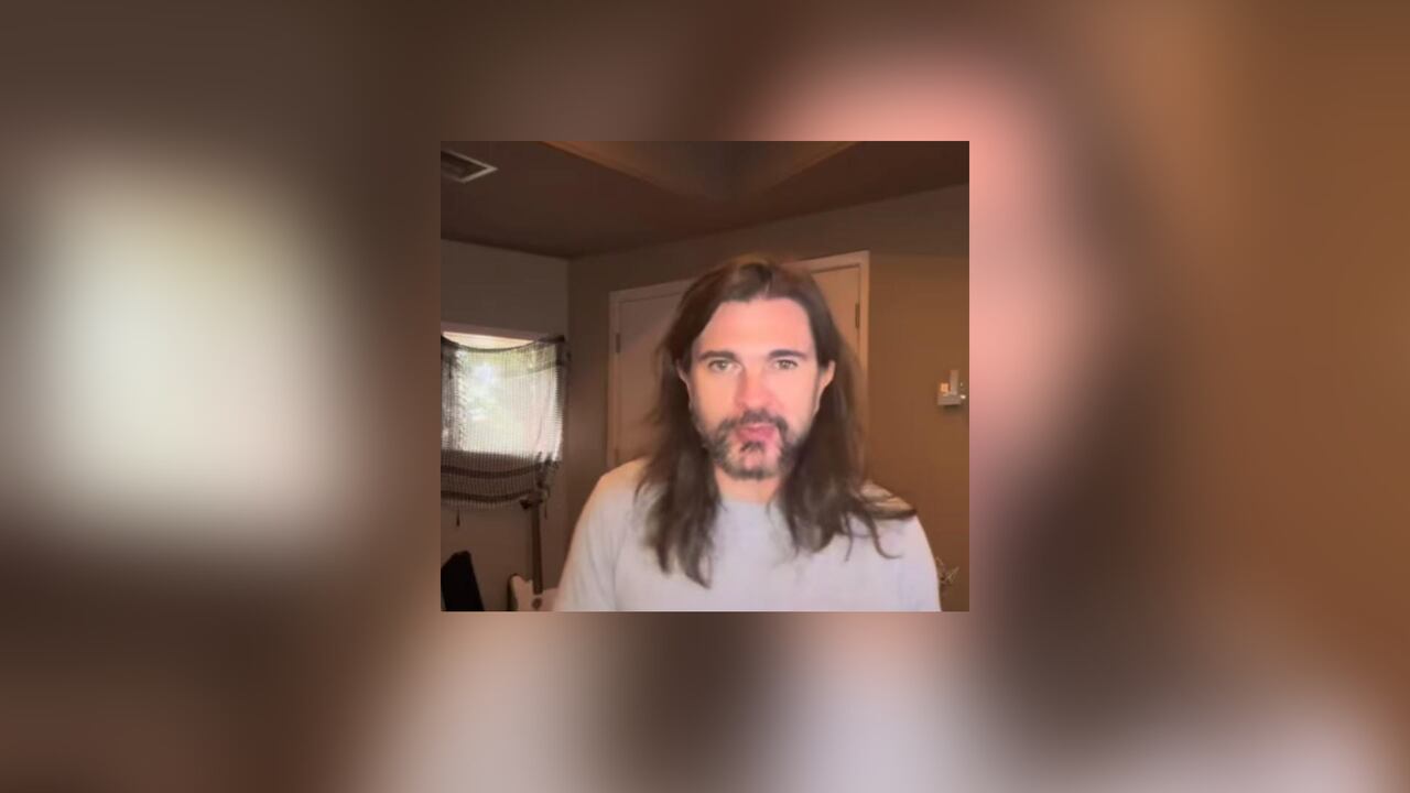 Juanes contando en un video la historia detrás de su nueva canción.
