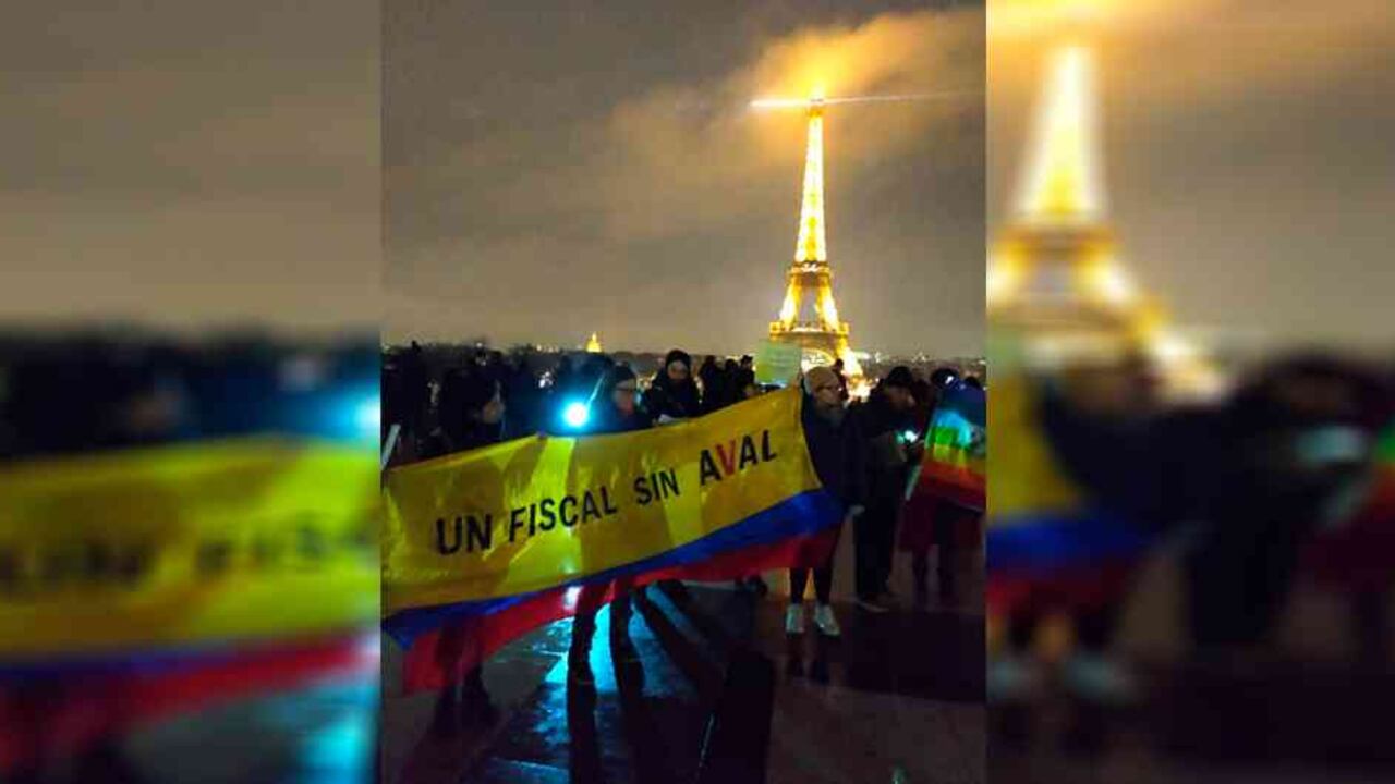 En París, varias personas se dieron cita junto a la Torre Eiffel con pancartas con frases como "un fiscal sin aval", "corrupto" o "In goLd we trust (en el oro confiamos)"