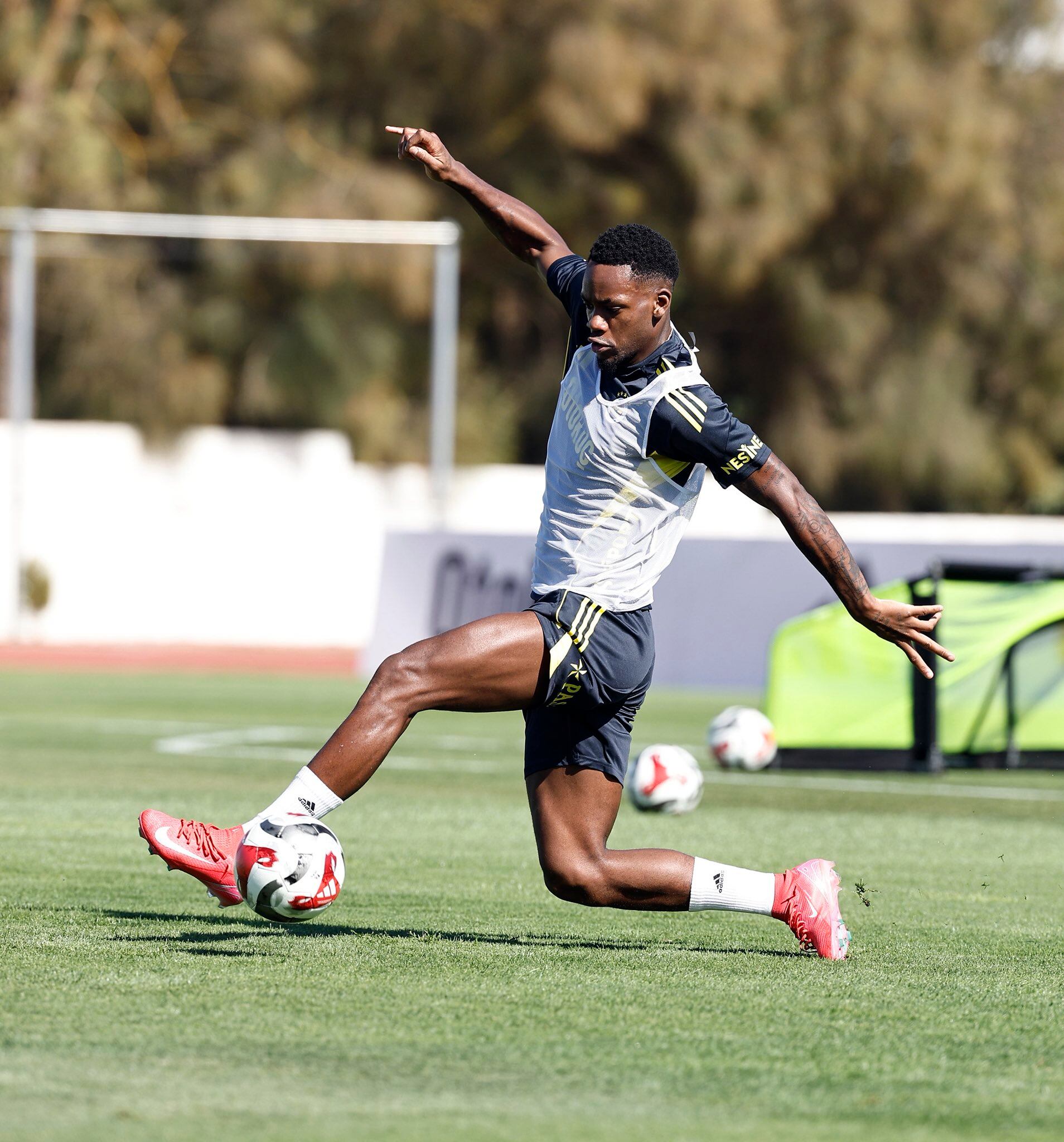 Jhon Durán en entrenamiento con Fenerbahce