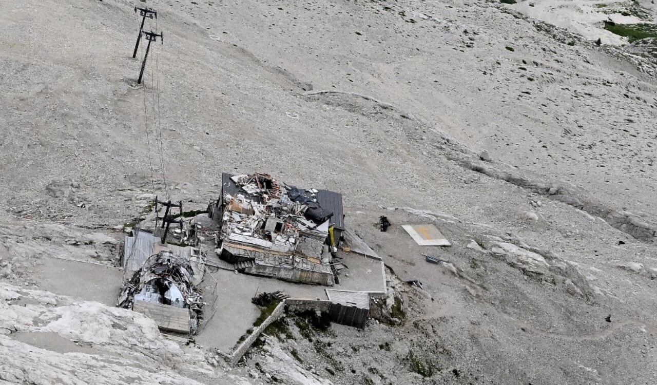 El centro donde se encontraban quienes querían ascender la montaña, quedó destruido tras el derrumbe del glaciar