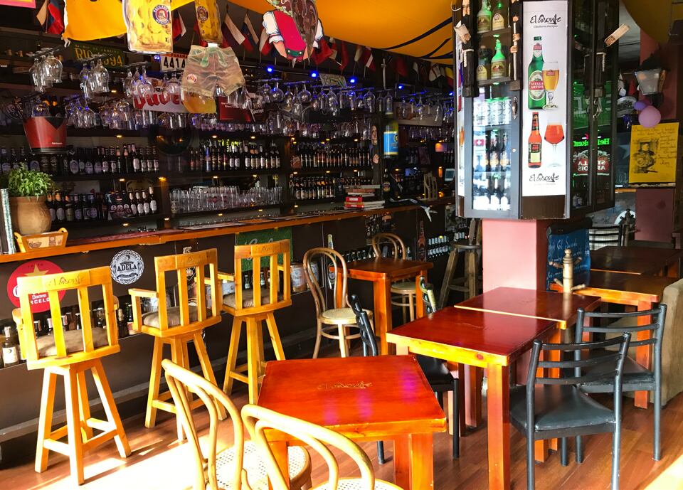 En este museo-bar cervecero al norte de Bogotá se han llegado a vender casi 200 cervezas premiadas del mundo.