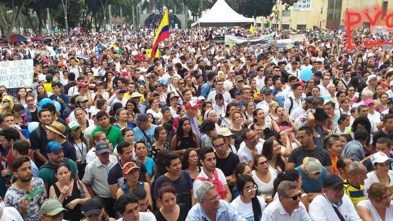 En Bucramanga se realizó una multitudinaria marcha contra la minería en el Páramo de Santurbán. Foto tomada del Twitter: Pastor Virviescas (@pvirviescasg).