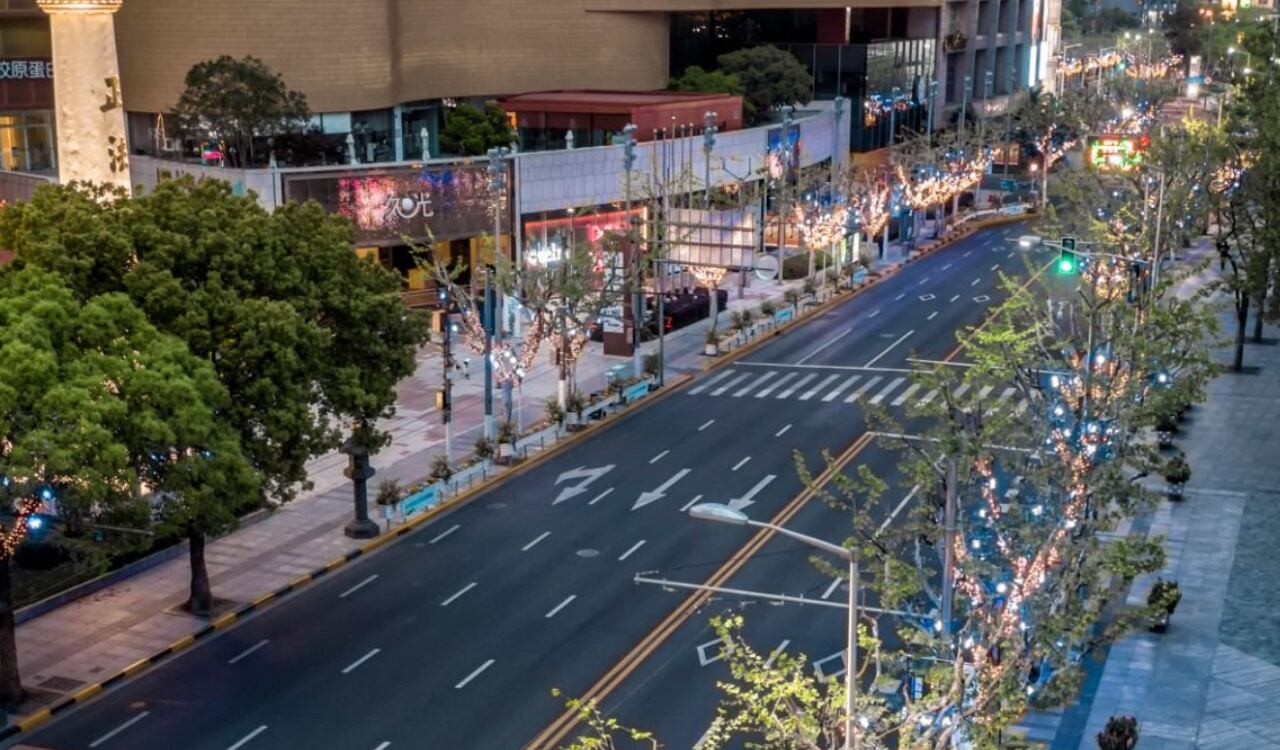 Así lucen algunas calles de ciudades chinas debido a las restricciones que han puesto las autoridades por la política 'cero covid'