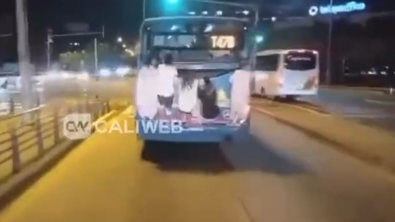 Los menores iban colgado de un bus que cubría la ruta T47B.