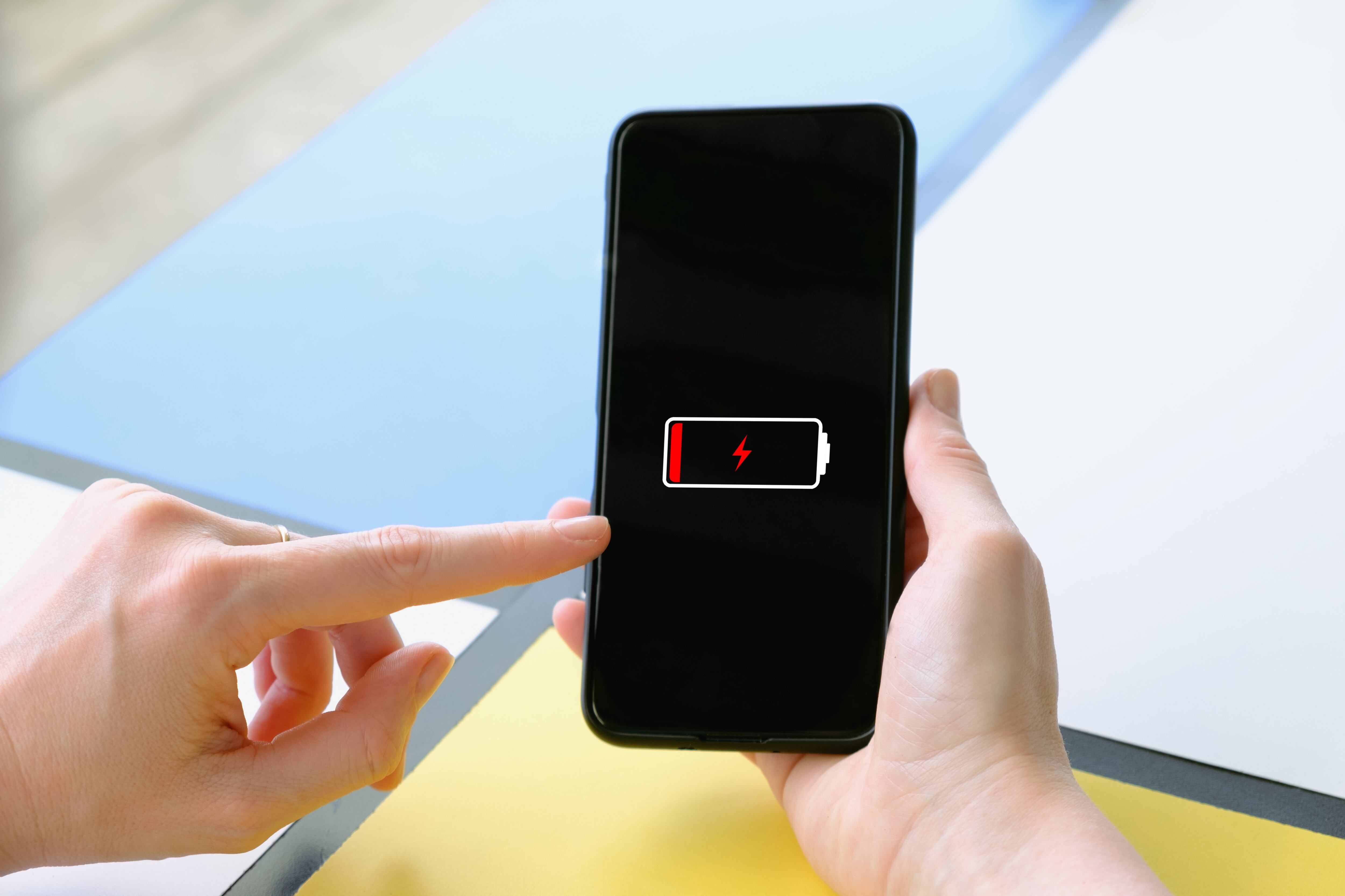 La batería del celular se puede desgastar por usar aplicaciones en segundo plano.